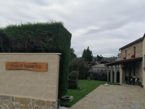 House, 3 Bedrooms, Patio, Garden View | Property grounds - Casa O Quinteiro Vimianzo (Boiro)