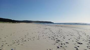 Nhà, 3 phòng ngủ, sân hiên, quang cảnh vườn | Bãi biển