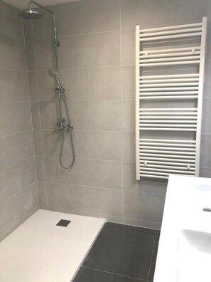 Apartament, 3 dormitoris, pati, vistes al jardí | Bany
