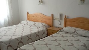 Room, 3 Bedrooms - Room in Lodge - Pension Oria Luarca Asturias (Valdes)