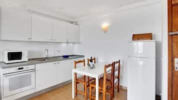 Apartment, 1 Bedroom, Smoking, Balcony | Private kitchen