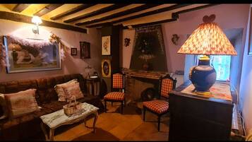 Room, 1 Bedroom, Smoking, City View | Living room