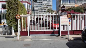 Apartamento, 1 habitación, accesible para personas con discapacidad, balcón | Aparcamiento | Aparcamiento sin asistencia