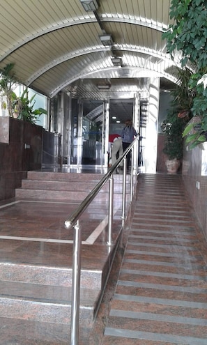 Apartment, 1 Bedroom, Accessible, Balcony | Pintu masuk hartanah