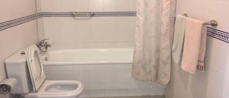 Apartamento, 2 quartos, para fumantes, sacada | Banheiro