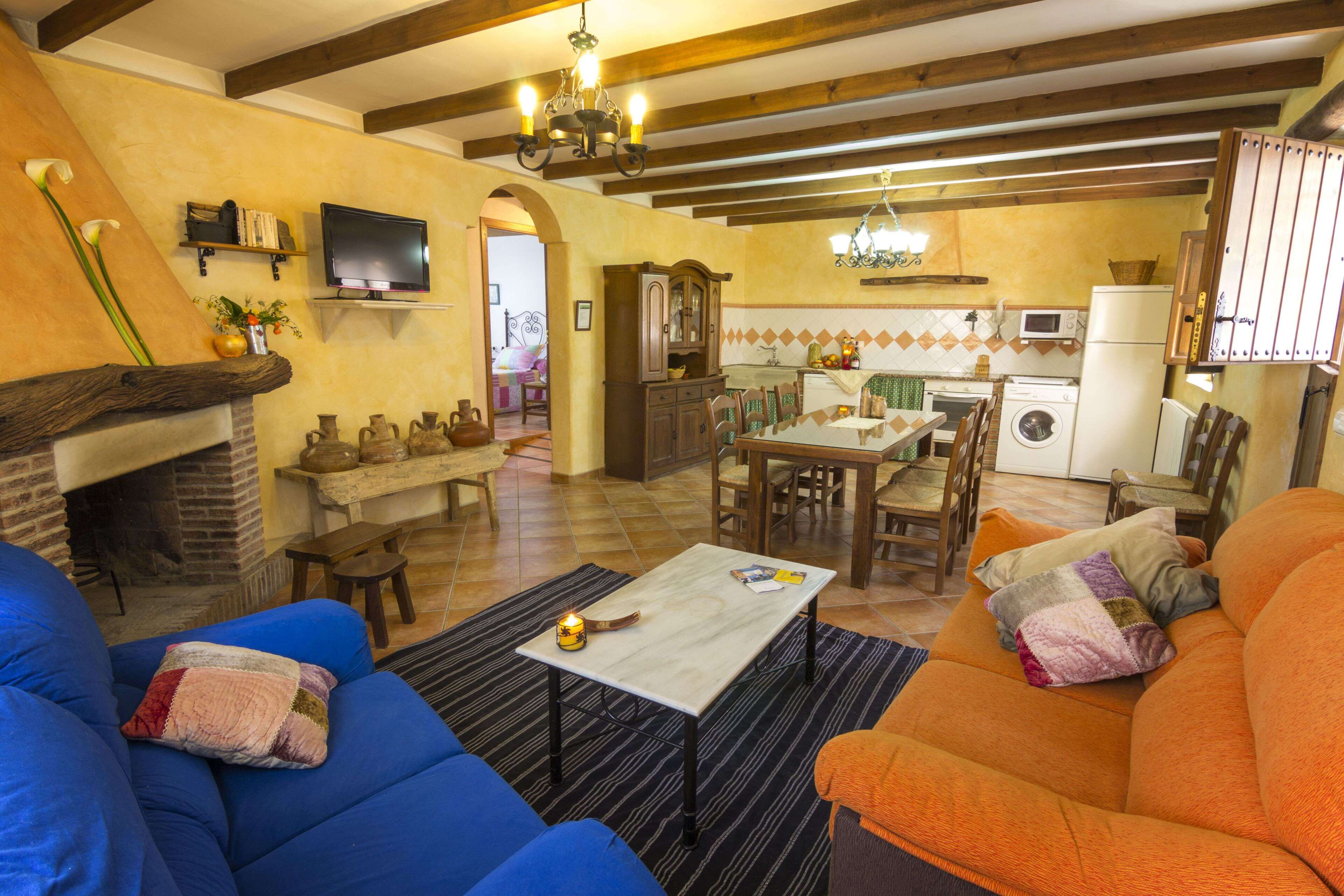 Casa, 4 habitaciones, fumadores, patio | Restauración