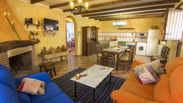 Casa, 4 habitaciones, fumadores, patio | Restauración