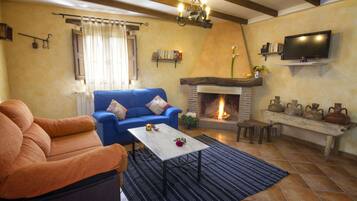 House, 4 Bedrooms, Smoking, Patio | Living area | Books