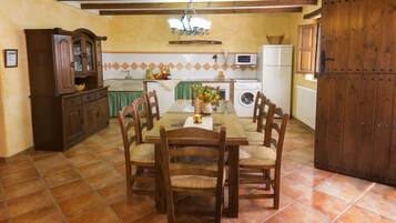 Casa, 4 habitaciones, fumadores, patio | Lavandería