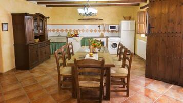 Casa, 4 habitaciones, fumadores, patio | Lavandería