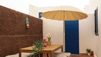 House, 2 Bedrooms, Smoking, Patio | Outdoor dining