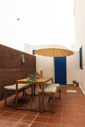 House, 2 Bedrooms, Smoking, Patio | Outdoor dining