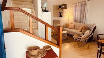 House, 2 Bedrooms, Smoking, Patio | Living room