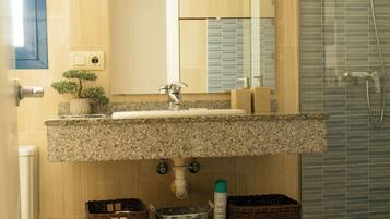 House, 2 Bedrooms, Smoking, Patio | Bathroom