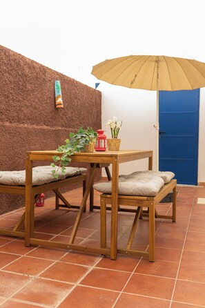 House, 2 Bedrooms, Smoking, Patio | Outdoor dining