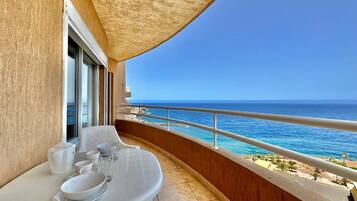 Apartemen, 3 kamar tidur, Boleh Merokok, balkon | Tempat makan outdoor