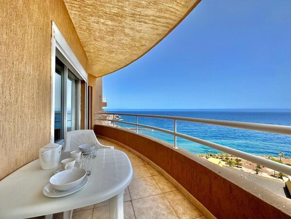 Lejlighed - 3 soveværelser - ryger - balkon | Udendørs spisemuligheder