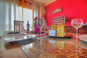 Uma mesa de jantar posta com pratos, copos e uma caixa decorativa.