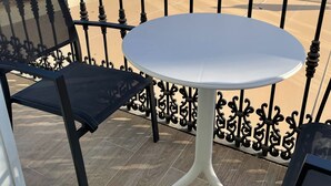 A terrace with a round table and two chairs, overlooking a marina with numerous boats. - Frontline Marina Apartment With Private Roofterrace and Seaview by El Sirocco (Mogan)