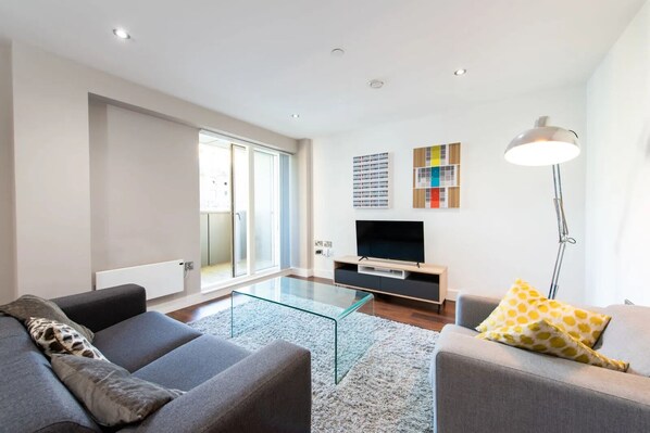 تلفزيون بحجم 32-بوصة يعرض قنوات تلفزيونية رقمية