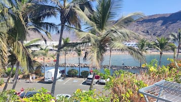 ์ํํธ, ์นจ์ค 2๊ฐ | ์ธ๊ด