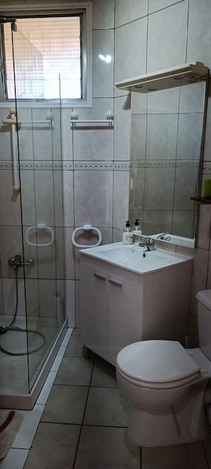 Apartamento, 2 quartos, acessível, para fumantes | Comodidades do banheiro
