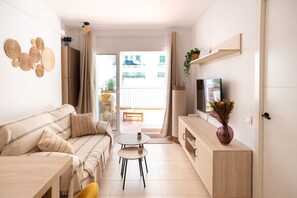 อพาร์ทเมนท์, 1 ห้องนอน, ระเบียง | ห้องนั่งเล่น