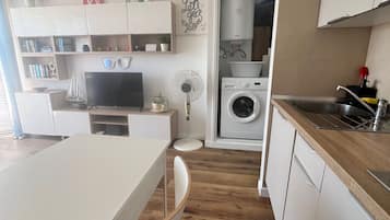 Condo, 1 phòng ngủ, hút thuốc, hiên | Giặt ủi