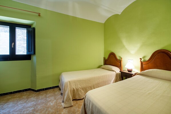 Room - Can Cirera, Rural House In Girona (Serinya)