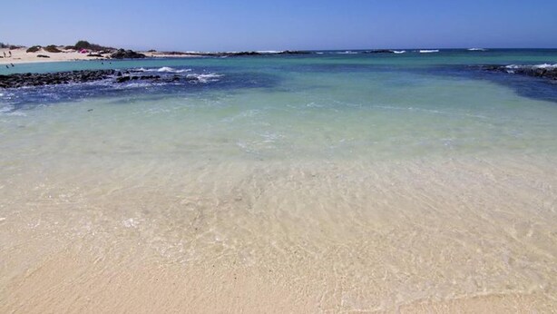 A beach with clear shallow waters and a sandy shore. - Bravo´s Aparment Cotillo 1 (La Oliva)