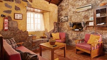 House, 2 Bedrooms, Smoking, Private Pool | Living room
