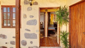 A rustic building with a stone facade, wooden beams, and a wooden door. - Rural House Pepita La De Las Flores (Tejeda)