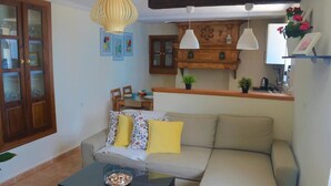 Maison, 3 chambres, fumeurs, balcon | Coin séjour | Livres