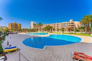 Leilighet, 2 soverom, terrasse, havutsikt | Basseng | Utendørsbasseng