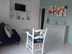House, 3 Bedrooms, Smoking, Balcony | Living room