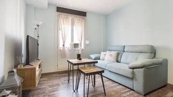 Apartamento, 1 habitación, balcón, vistas a la ciudad | Sala de estar