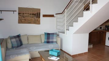 Apartment, 2 Schlafzimmer, Terrasse | Wohnbereich | DVD-Player