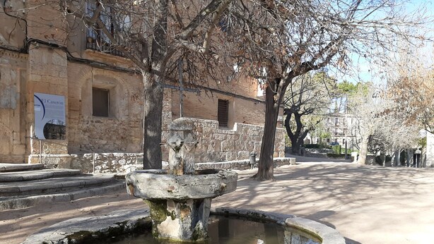 A stone fountain in a courtyard with a stone building in the background. - Casa Rural Garnacha de Borja has a Barbacue and Terrace (Borja)