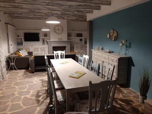 Living room - Casa Rural Garnacha de Borja has a Barbacue and Terrace (Borja)