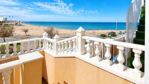 A balcony with a view of a beach and ocean. - Beachfront Home La Mata (Torrevieja)