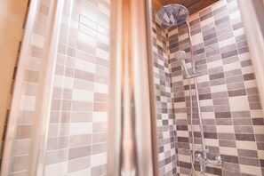 Appartement, 3 chambres | Douche de la salle de bain