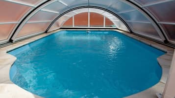 Villa, 3 habitaciones, piscina privada, vistas al jardín | Piscina | Una piscina cubierta