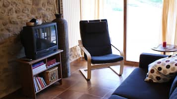 Apartment, 2 Bedrooms, Smoking, Fireplace | Living area | Books