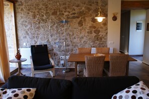 Dining - Casa Rural Mas Prat en Santa Margarita de Bianya no1 (La Vall de Bianya)