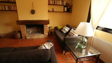 Apartment, 2 Bedrooms, Smoking, Fireplace | Living area | Books