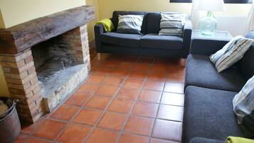 Apartment, 2 Bedrooms, Smoking, Fireplace | Living area | Books