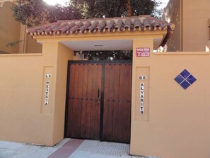 Apartment, 2 Bedrooms, Balcony, Garden View | Property entrance
