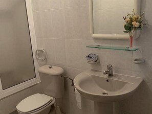 Room, 1 Bedroom, Smoking, Patio | Bathroom