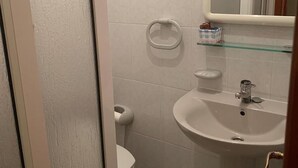 Unclassified image, 5 of 10, button - Room in Guest Room - Hostal Restaurante Seoane - Deluxe Queen Room (Oroso)