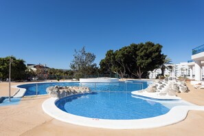 A swimming pool with a clear blue water feature, surrounded by a sandy area and trees. - Playa Paraiso - Exceptional Ocean-sunset View - Pool-wifi-smart TV (Adeje)